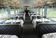 「カナダ“乗り鉄”の旅」第32回 目玉の“走るレストラン”、高級ホテルとは正反対の流儀とは シリーズ「カナディアン」【6】 VIA鉄道カナダの夜行列車「カナディアン」の食堂車内(2024年8月12日、大塚圭一郎撮影)