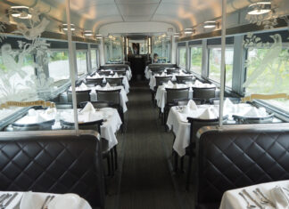 「カナダ“乗り鉄”の旅」第32回 目玉の“走るレストラン”、高級ホテルとは正反対の流儀とは シリーズ「カナディアン」【6】 VIA鉄道カナダの夜行列車「カナディアン」の食堂車内(2024年8月12日、大塚圭一郎撮影)