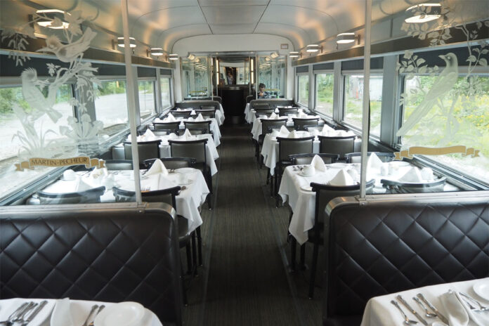 ＶＩＡ鉄道カナダの夜行列車「カナディアン」の食堂車内（２０２４年８月１２日、大塚圭一郎撮影）
