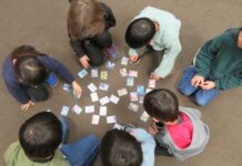 日本のお正月遊びで始業日を彩る グラッドストーン日本語学園 かるた取り(写真:グラッドストーン日本語学園)