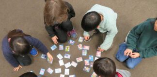 日本のお正月遊びで始業日を彩る グラッドストーン日本語学園 かるた取り(写真:グラッドストーン日本語学園)