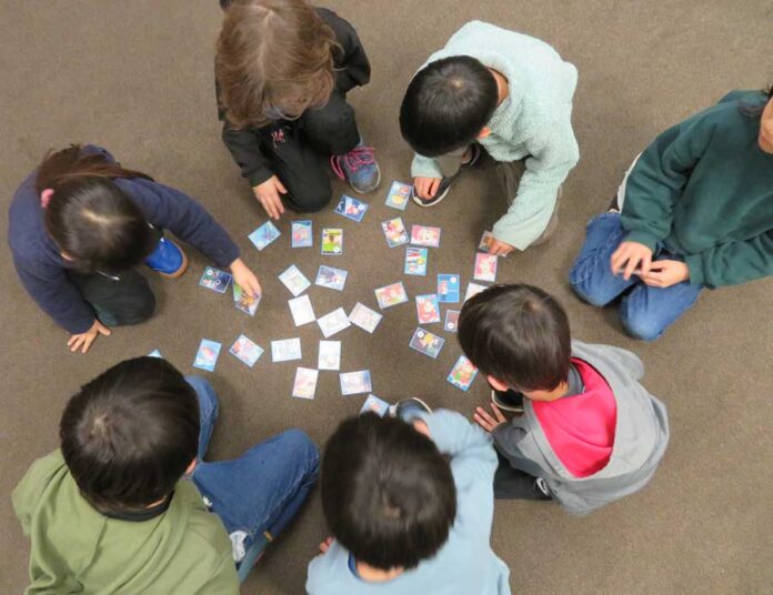 かるた取り（写真：グラッドストーン日本語学園）