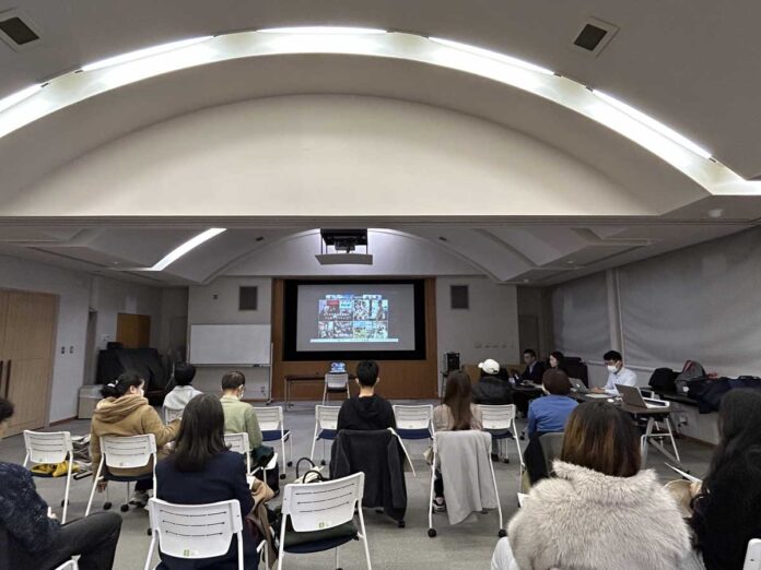 金沢動物園・ののはな館で榎本彩乃さんの講演を視聴する参加者。2025年12月5日（日本時間12月6日）、神奈川県横浜市。写真提供：横浜市役所国際局