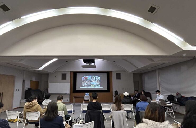 姉妹都市60周年バンクーバーと横浜がつなぐ次世代への交流 金沢動物園・ののはな館で榎本彩乃さんの講演を視聴する参加者。2025年12月5日(日本時間12月6日)、神奈川県横浜市。写真提供:横浜市役所国際局