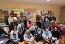 地域全体で育むインクルージョンと「つながりの感覚」 長老のノーム・リーチさんを囲んでの集合写真。2025年11月22日。撮影 AK Jump Educational Consulting Inc.