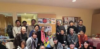 地域全体で育むインクルージョンと「つながりの感覚」 長老のノーム・リーチさんを囲んでの集合写真。2025年11月22日。撮影 AK Jump Educational Consulting Inc.