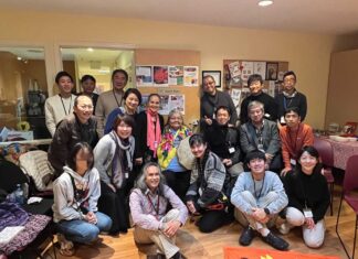 地域全体で育むインクルージョンと「つながりの感覚」 長老のノーム・リーチさんを囲んでの集合写真。2025年11月22日。撮影 AK Jump Educational Consulting Inc.