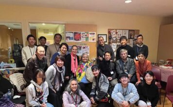 地域全体で育むインクルージョンと「つながりの感覚」 長老のノーム・リーチさんを囲んでの集合写真。2025年11月22日。撮影 AK Jump Educational Consulting Inc.