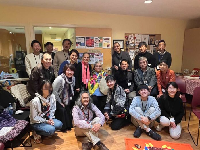 2_AK-Jump_2026-1 長老のノーム・リーチさんを囲んでの集合写真。2025年11月22日。撮影 AK Jump Educational Consulting Inc.