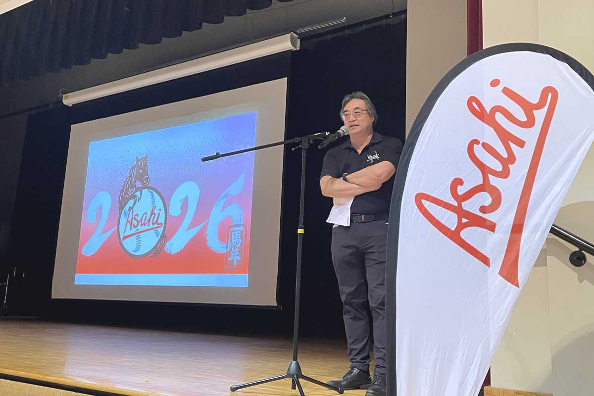 あいさつするジョン・ウォン会長。2026年1月11日、バーナビー市。撮影：田上麻里亜