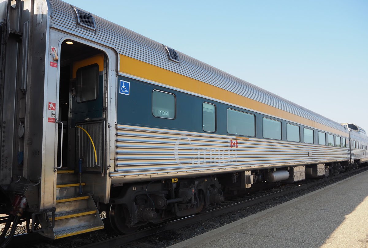 「カナディアン」に連結された食堂車の外観（２０２４年８月１４日、大塚圭一郎撮影）