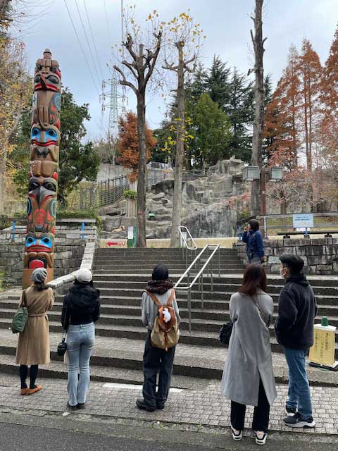 オンライン講演会終了後、第2部では会場参加者12人が金沢動物園ツアーに参加、バンクーバーから寄贈されたトーテムポールやカナダにも生息するオオツノヒツジを巡り、姉妹都市のゆかりを学ぶ時間となった。2025年12月5日（日本時間12月6日）、神奈川県横浜市。写真提供：横浜市役所国際局