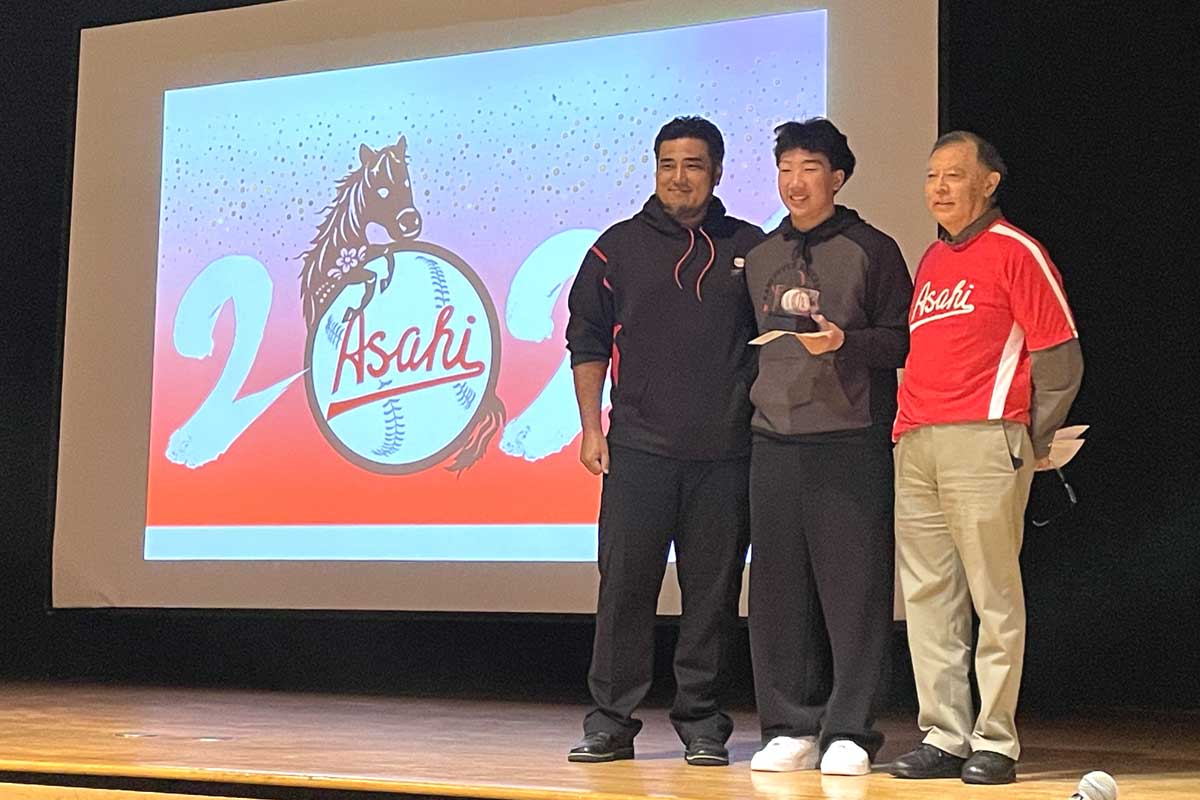 「ケイ・カミニシ・アワード」受賞の様子。左から、朝日野球協会副会長小川学さん、エイダン・パクさん、エド・カミニシさん。2026年1月11日、バーナビー市。撮影：田上麻里亜