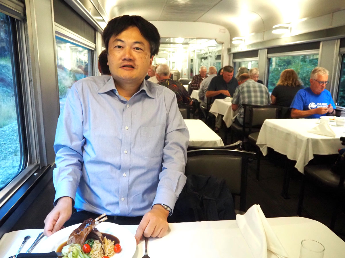 「カナディアン」の食堂車でラムチョップを味わう筆者（２０２４年８月１２日）