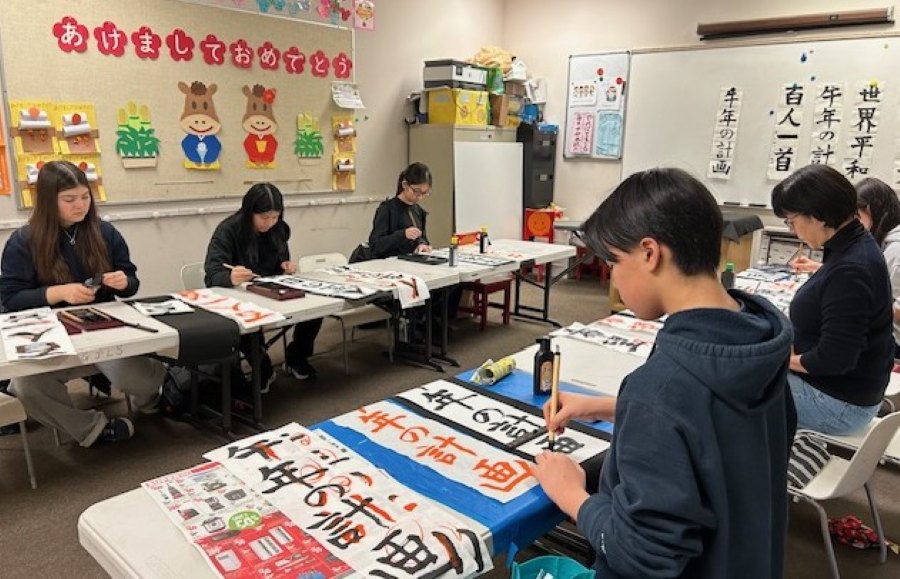 書初め（写真：グラッドストーン日本語学園）