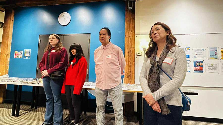 ハイディ・ムラオ(写真右)さんとキース・ムラオさん(写真中央)