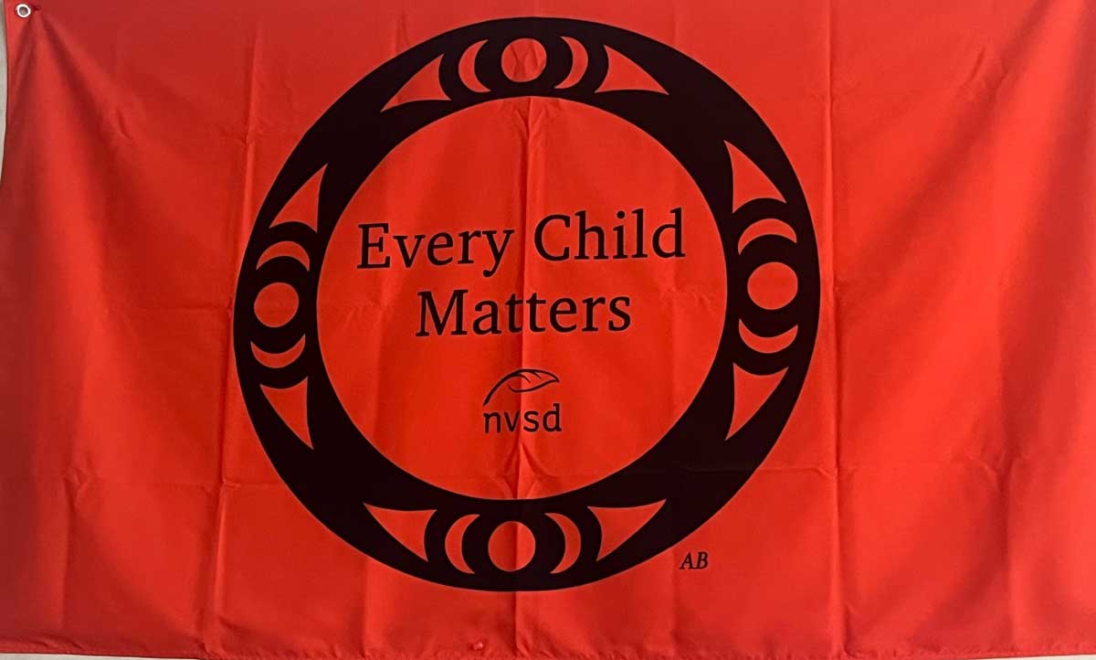 Queen Mary Elementary Schoolの図書室にはEvery Child Matters の旗が掲げられ、インクルージョンを象徴。2025年11月21日。撮影 AK Jump Educational Consulting Inc.