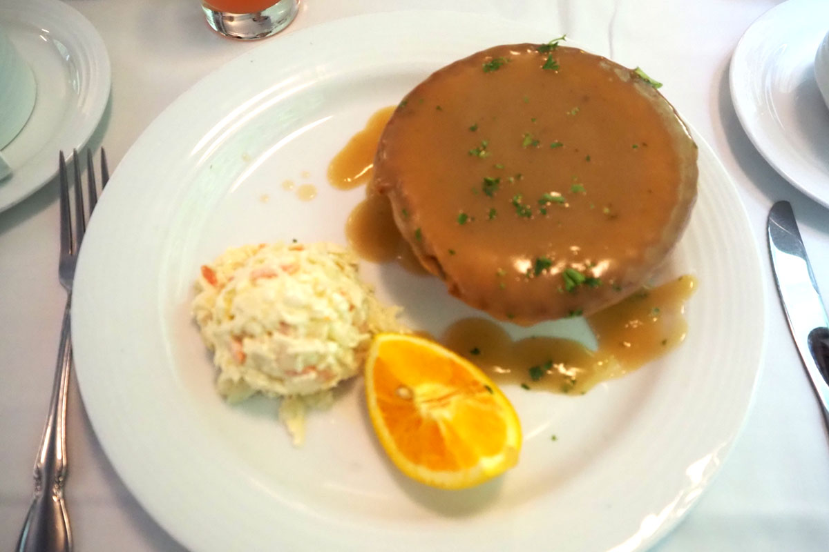 ブランチのチキンポットパイ（２０２４年８月１３日、大塚圭一郎撮影）