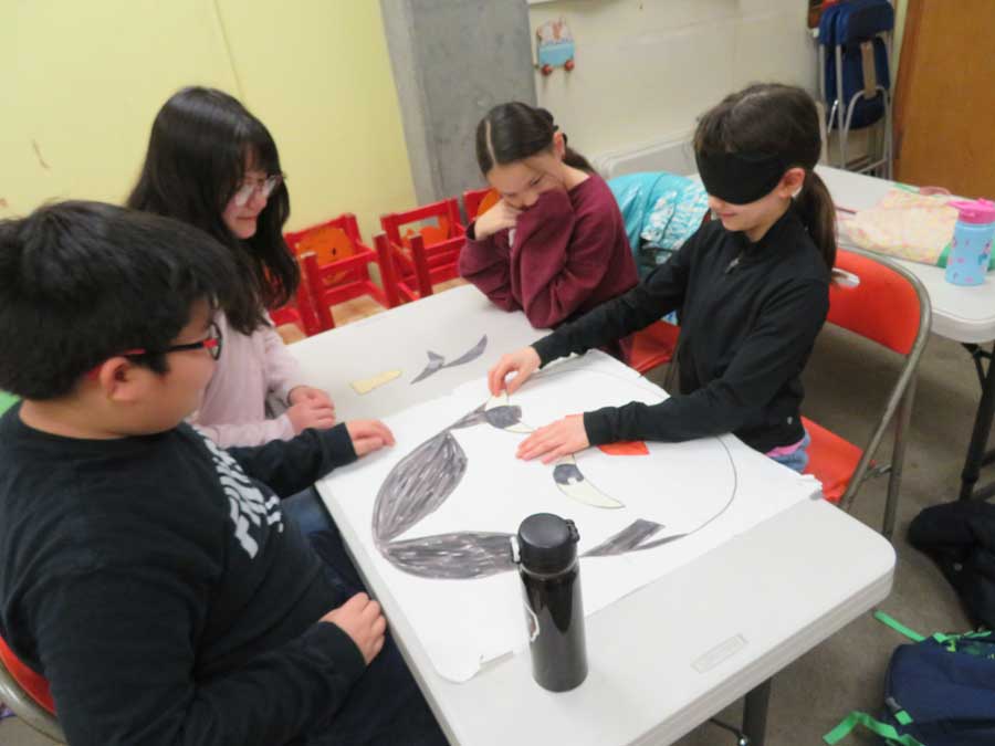 福笑いを楽しむ（写真：グラッドストーン日本語学園）