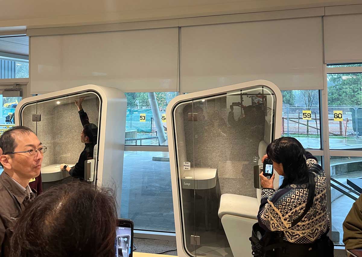 ノースバンクーバー学区の中高一貫校の図書室にある、個人用感覚防音室(ポッド)を試す参加者の皆さん。2025年11月21日。撮影 AK Jump Educational Consulting Inc.