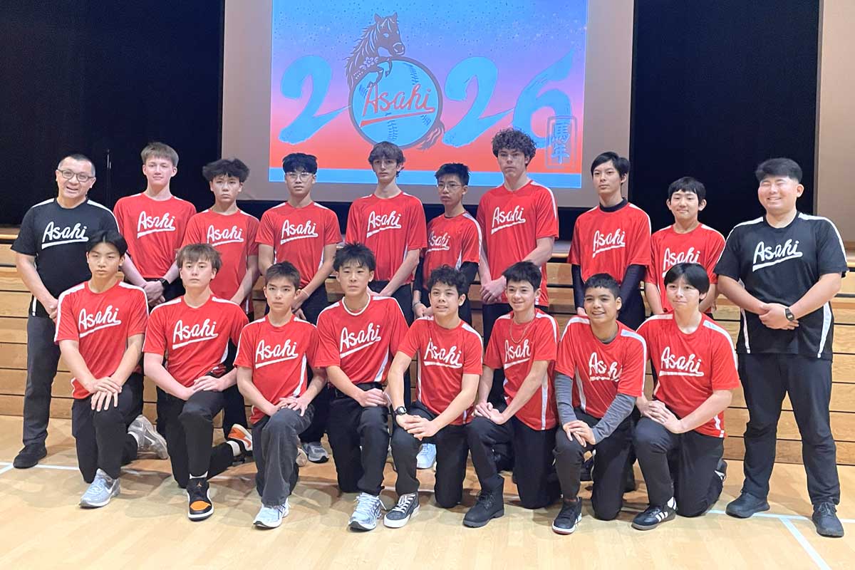 2027年ジャパンツアー参加予定の選手と指導者。朝日の新たな1年が動き出した。2026年1月11日、バーナビー市。撮影：田上麻里亜