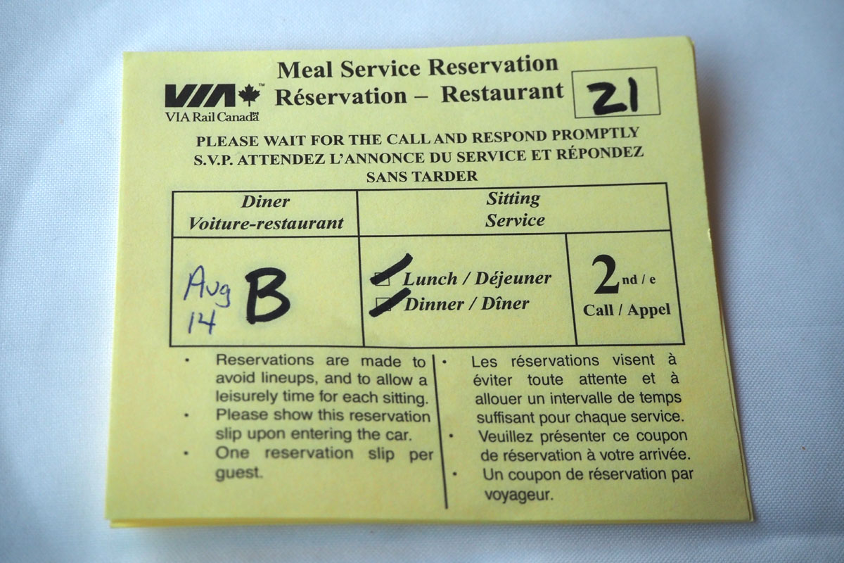「カナディアン」の食堂車の予約票（２０２４年８月１４日、大塚圭一郎撮影）