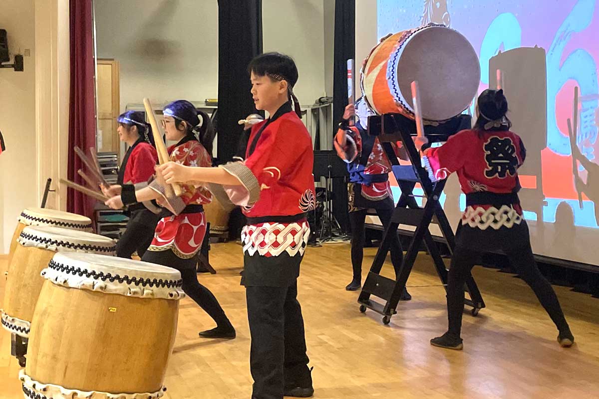 Go Taikoによる太鼓のパフォーマンス。朝日の赤と同じ赤い法被で、会場は赤と熱気に包まれた。2026年1月11日、バーナビー市。撮影：田上麻里亜