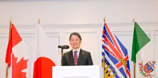 天皇誕生日をバンクーバーで祝福「天皇誕生日祝賀レセプション」 あいさつする髙橋総領事。「バンクーバーの桜は東京よりもすごい」と感想を語り、会場が和んだ。2026年2月20日、バンクーバー市。写真 斉藤光一
