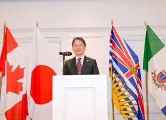 天皇誕生日をバンクーバーで祝福「天皇誕生日祝賀レセプション」 あいさつする髙橋総領事。「バンクーバーの桜は東京よりもすごい」と感想を語り、会場が和んだ。2026年2月20日、バンクーバー市。写真 斉藤光一
