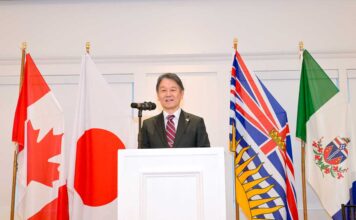 天皇誕生日をバンクーバーで祝福「天皇誕生日祝賀レセプション」 あいさつする髙橋総領事。「バンクーバーの桜は東京よりもすごい」と感想を語り、会場が和んだ。2026年2月20日、バンクーバー市。写真 斉藤光一