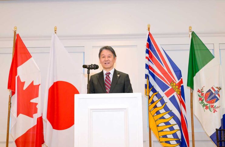 天皇誕生日をバンクーバーで祝福「天皇誕生日祝賀レセプション」 あいさつする髙橋総領事。「バンクーバーの桜は東京よりもすごい」と感想を語り、会場が和んだ。2026年2月20日、バンクーバー市。写真 斉藤光一