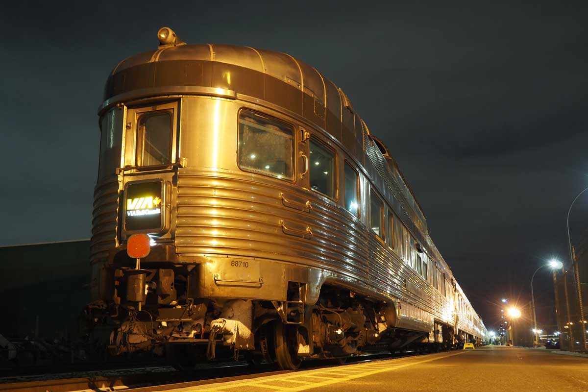 エドモントン駅に停車中のＶＩＡ鉄道カナダの夜行列車「カナディアン」。手前は展望車「パークカー」（大塚圭一郎撮影）