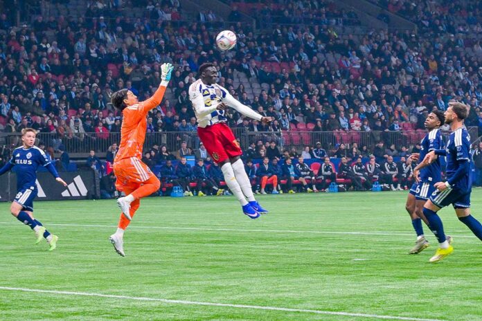 空中戦でも存在感を示すGK高丘。レアル・ソルトレイク戦。2026年2月21日、BCプレース。Photo by Koichi Saito/Japan Canada Today