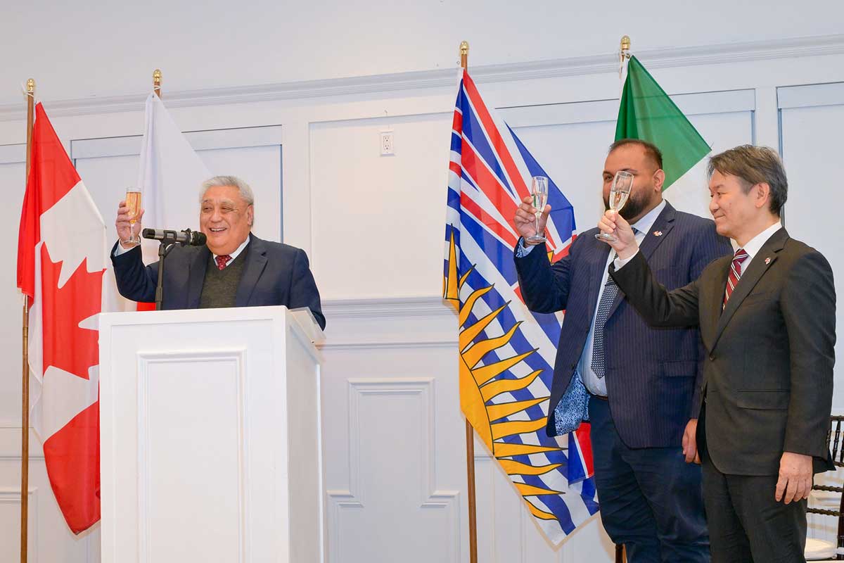 乾杯のあいさつをしたデイビッド・イワアサ氏。天皇陛下の誕生日を祝い、髙橋総領事、パーマー森林大臣と乾杯。2026年2月20日、バンクーバー市。写真 斉藤光一