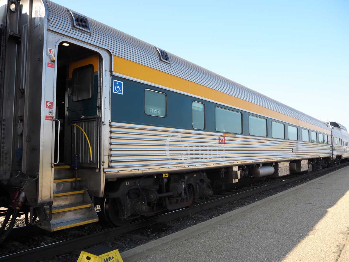 ＶＩＡ鉄道カナダの夜行列車「カナディアン」のエコノミークラス「８１０８」（大塚圭一郎撮影）