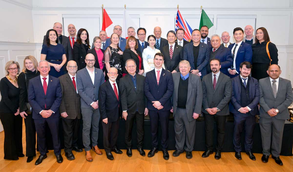 出席した政府関係者、髙橋総領事を囲んで。2026年2月20日、バンクーバー市。写真 斉藤光一