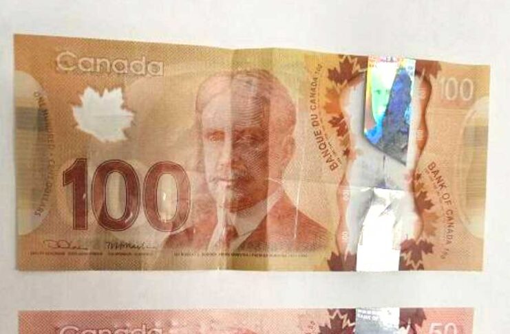 メトロバンクーバーで偽札急増、警察が注意を呼びかける 100ドル札、50ドル札の偽札。Photo from Nanaimo RCMP website