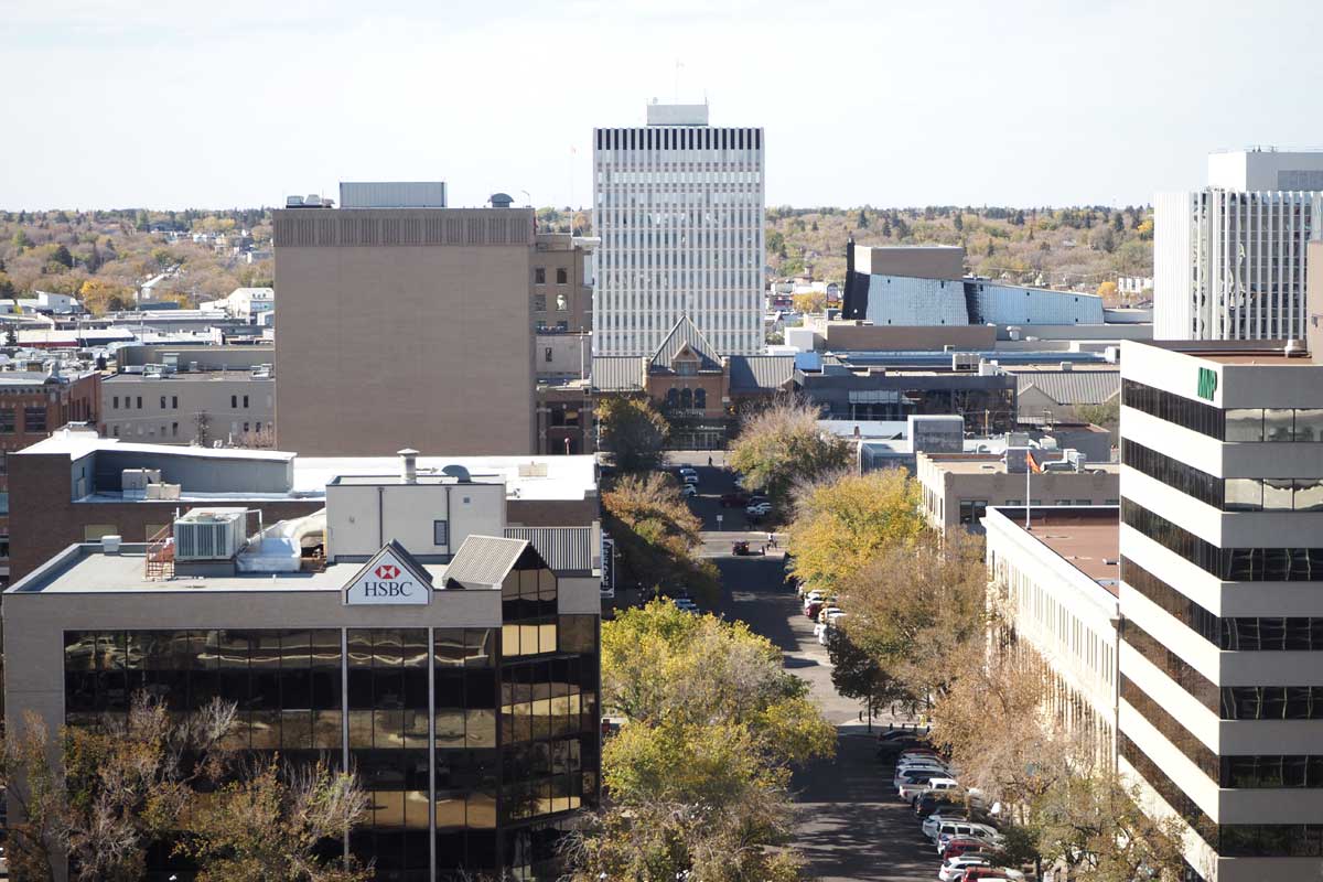 デルタ・ホテルズ・ベスボロウから眺めた旧サスカチューン駅舎へと続く道路（２０２３年９月、大塚圭一郎撮影）