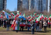 バンクーバーのイラン系コミュニティ、米国のイラン攻撃に歓喜 バンクーバー市デイビッド・ラム公園に集まったイラン系カナダ人コミュニティの人たち。太陽と剣を持つ獅子の紋章が中央に描かれた国旗が多く見られた。2026年3月1日、バンクーバー市。撮影 日加トゥデイ