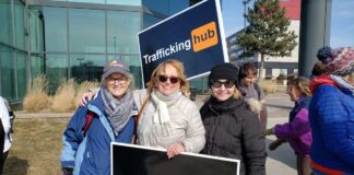 「女性だけの問題ではない」National Council of Women of Canada会長ペニー・ランキン氏に聞く、今の社会課題 人身売買に反対する抗議活動の様子。中央がペニー・ランキン会長。2020年2月、モントリオール。提供:National Council of Women of Canada