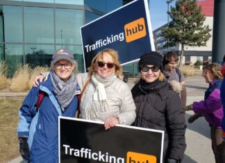 「女性だけの問題ではない」National Council of Women of Canada会長ペニー・ランキン氏に聞く、今の社会課題 人身売買に反対する抗議活動の様子。中央がペニー・ランキン会長。2020年2月、モントリオール。提供:National Council of Women of Canada