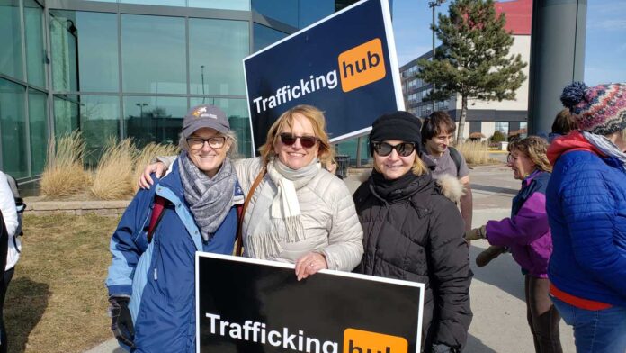 1_National Council of Women of Canada_Women's-Day_2026-3 人身売買に反対する抗議活動の様子。中央がペニー・ランキン会長。2020年2月、モントリオール。提供:National Council of Women of Canada