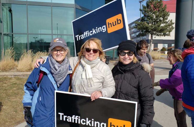 「女性だけの問題ではない」National Council of Women of Canada会長ペニー・ランキン氏に聞く、今の社会課題 人身売買に反対する抗議活動の様子。中央がペニー・ランキン会長。2020年2月、モントリオール。提供:National Council of Women of Canada