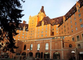 「カナダ“乗り鉄”の旅」第34回 鉄道会社が建てたホテル、今も語り継がれる「幽霊出没」 シリーズ「カナディアン」【8】 デルタ・ホテルズ・ベスボロウの外観(2023年9月、大塚圭一郎撮影)