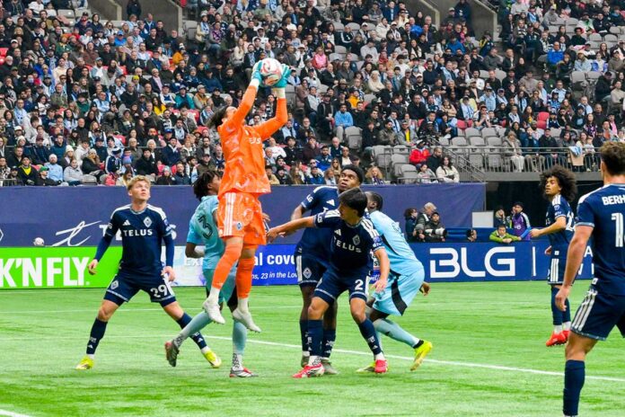 冷静な判断でゴールを死守するGK高丘。ミネソタ・ユナイテッドFC戦。2026年3月15日、BCプレース。Photo by Koichi Saito/Japan Canada Today