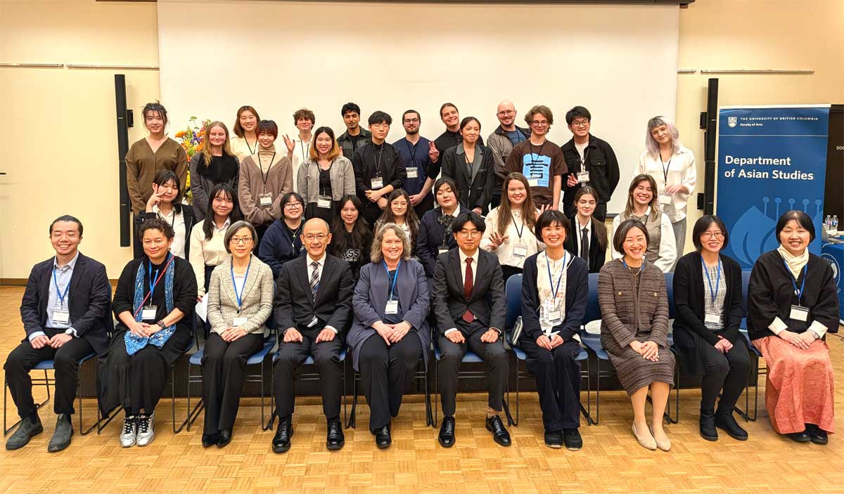 表彰式終了後、審査員やUBCアジア研究学科長のシャラリン・オルバー教授らと一緒に。2026年3月7日、バンクーバー市。撮影　三島直美／日加トゥデイ