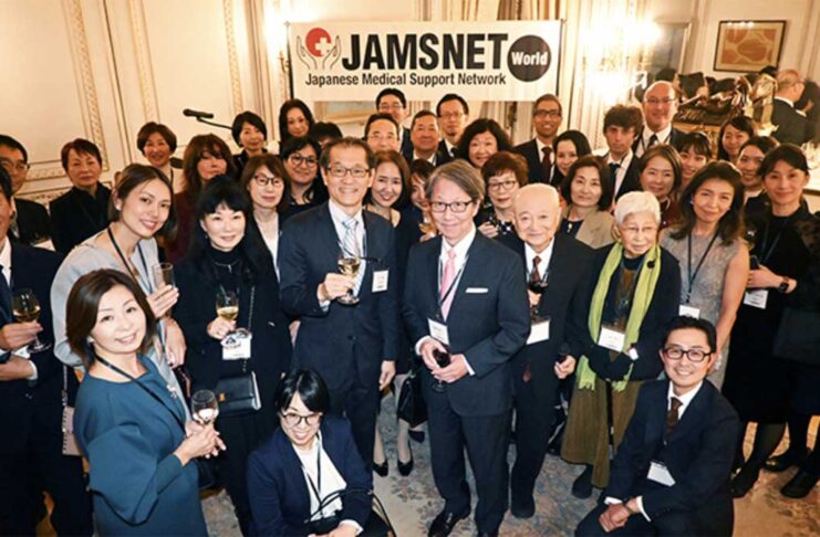 JAMSNET-CANADAに聞く「海外で暮らす邦人の医療とケアをどう支えるか」 2025年に行われた「第12回JAMSNETワールド会議」レセプションの様子。 JAMSNET-CANADA からは3人が出席した。2025年11月7日、アメリカ・ニューヨーク州「在ニューヨーク日本国総領事公邸」。写真クレジット:JAMSNET-USA/提供:JAMSNET-CANADA