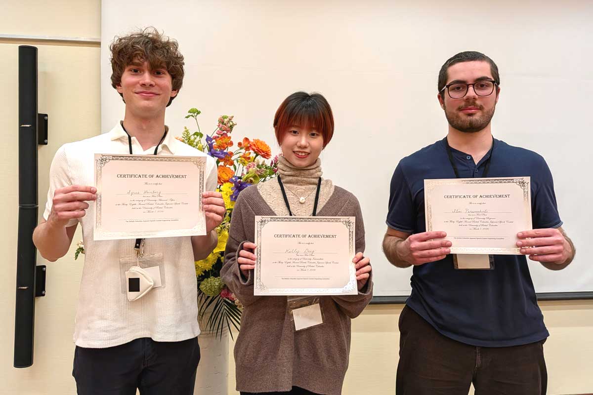 大学生の部で優勝した3人。左から、ワインバーグさん、デンさん、パルナシュビリさん。2026年3月7日、バンクーバー市。撮影　三島直美／日加トゥデイ