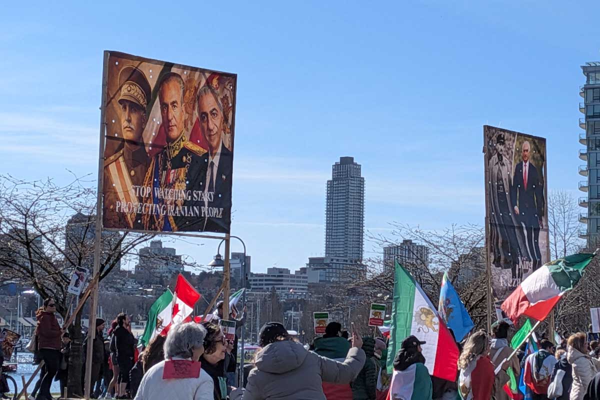 レザ・パーレビ元皇太子（右端）を含むパーレビ一族の巨大な写真も掲げられていた。2026年3月1日、バンクーバー市。撮影　日加トゥデイ