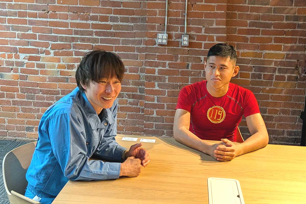 イベント終了後にインタビューに応じる滝沢さん（左）とワタリさん。2026年2月16日、バンクーバー市。撮影　日加トゥデイ
